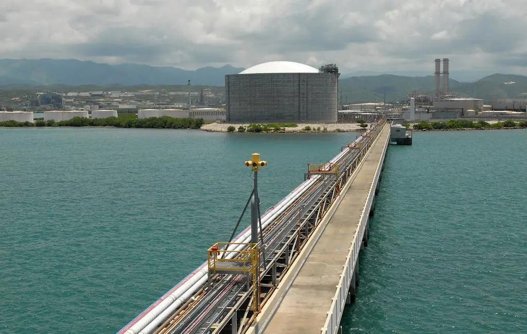 Puerto Rico podrá descargar gas natural a planta tras dispensa de EE.UU