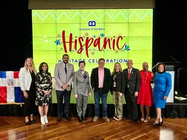 Embajadora destaca progreso de dominicanos en EE.UU en celebración Mes de la Herencia Hispana