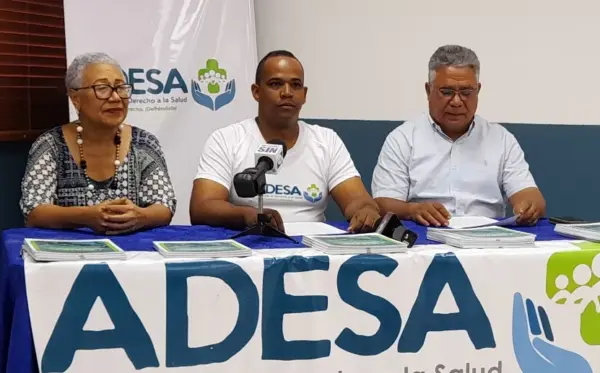Psicólogo Jairo Mercedes y miembros de ADESA.