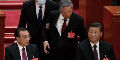 El extraño momento en que sacan a la fuerza al expresidente Hu Jintao en plena ceremonia del Congreso del Partido Comunista de China