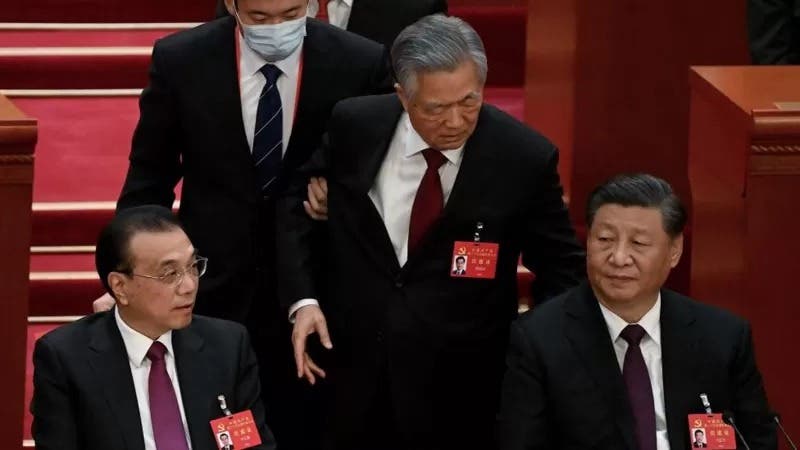 El extraño momento en que sacan a la fuerza al expresidente Hu Jintao en plena ceremonia del Congreso del Partido Comunista de China