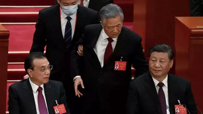 El extraño momento en que sacan a la fuerza al expresidente Hu Jintao en plena ceremonia del Congreso del Partido Comunista de China