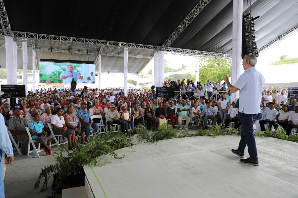Presidente Luis Abinader entrega 1,060 títulos de propiedad en Barahona