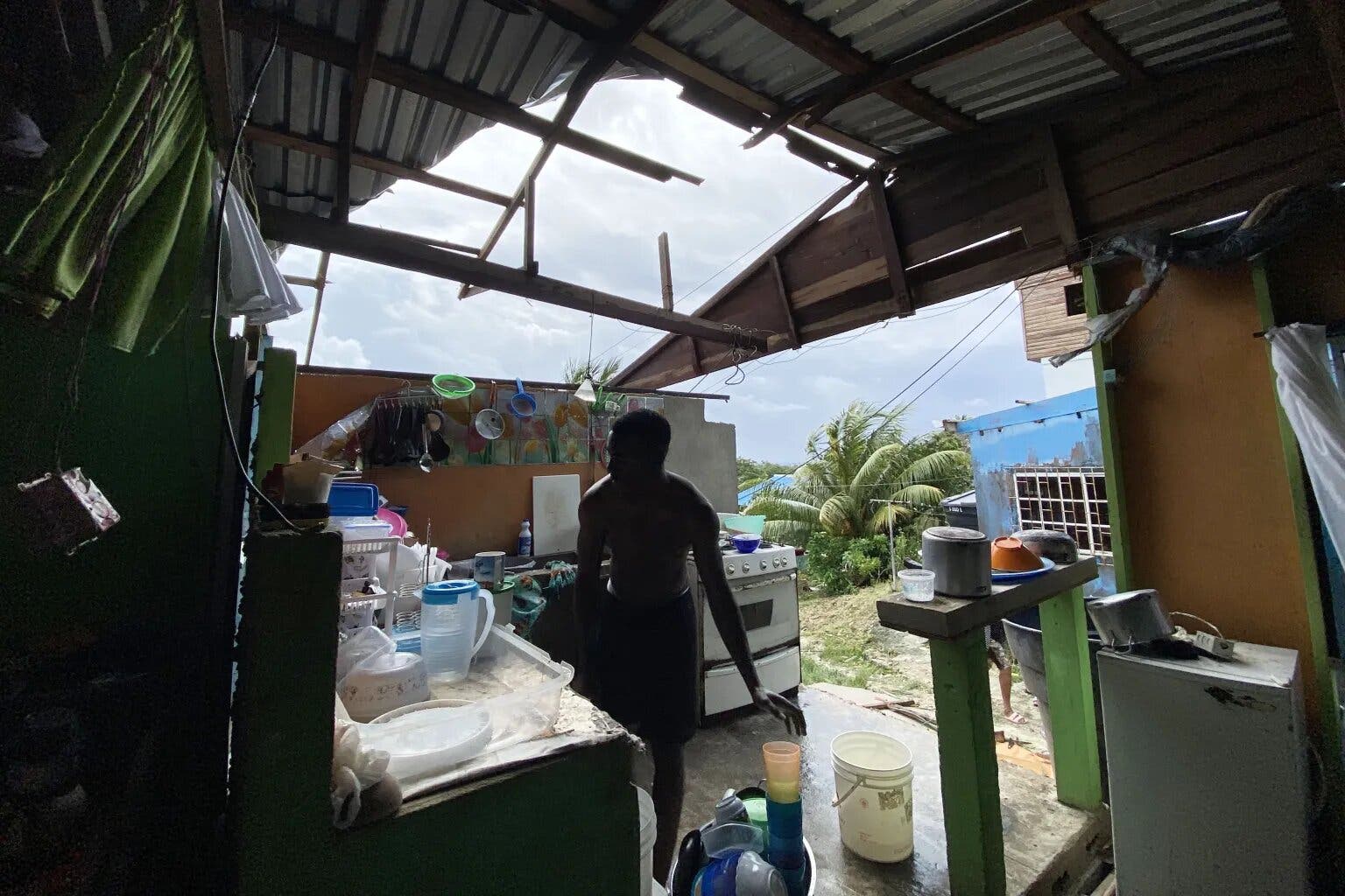 Julia deja de ser huracán, pero la amenaza de inundaciones y deslizamientos permanecen
