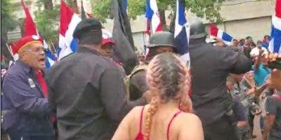 Grupos ultranacionalistas agreden mujeres e impiden acto en el Parque Colón