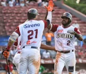 Gigantes del Cibao dominan a las Estrellas Orientales a puros batazos en el Julián Javier