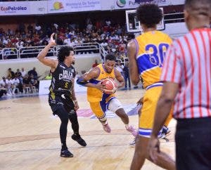 Mauricio Báez demuestra poder ante El Barias en Torneo Basket Superior DN