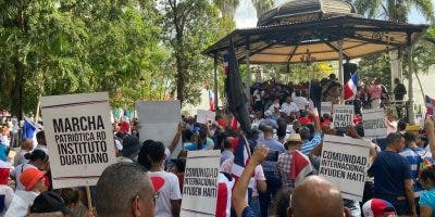 Cientos marchan en Santiago contra inmigración ilegal haitiana