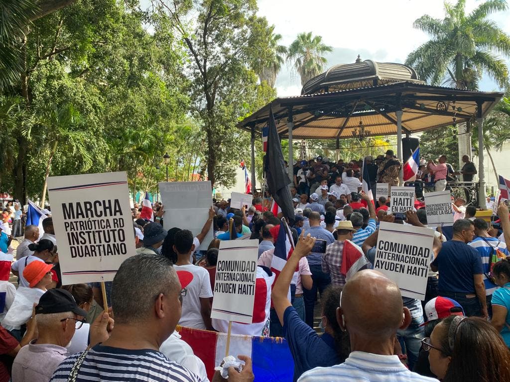 Cientos marchan en Santiago contra inmigración ilegal haitiana