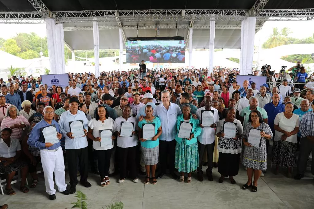 Presidente Abinader entrega 1,060 títulos de propiedad en Villa Central de Barahona