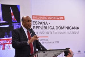 Ministro Almonte aboga por inversión privada para desarrollo energía renovable