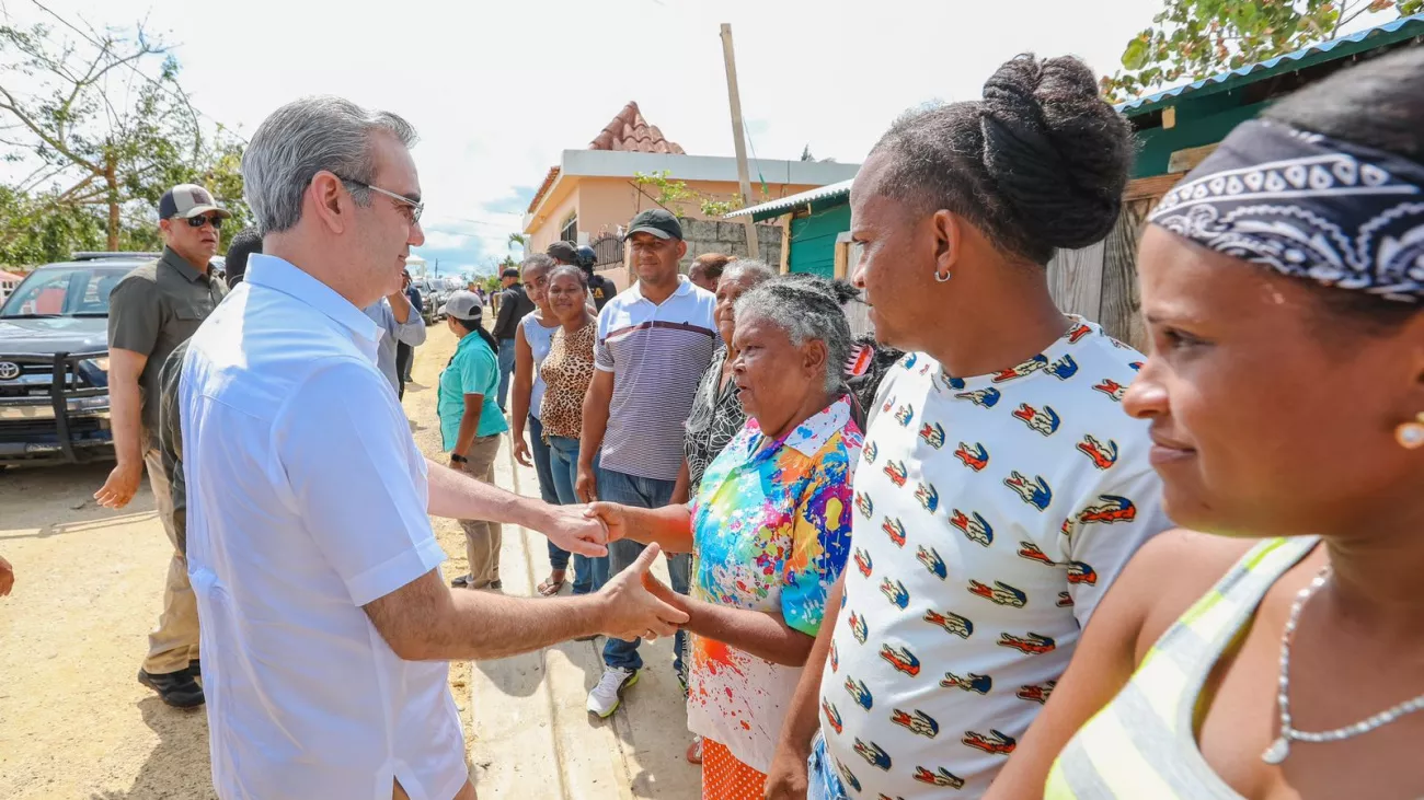 Abinader exhorta a alcaldes identificar terrenos seguros para reconstrucción viviendas