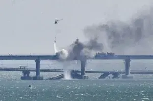 Rusia acusa a Ucrania de explosión en puente de Crimea y castiga a Zaporiyia