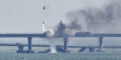 Rusia acusa a Ucrania de explosión en puente de Crimea y castiga a Zaporiyia