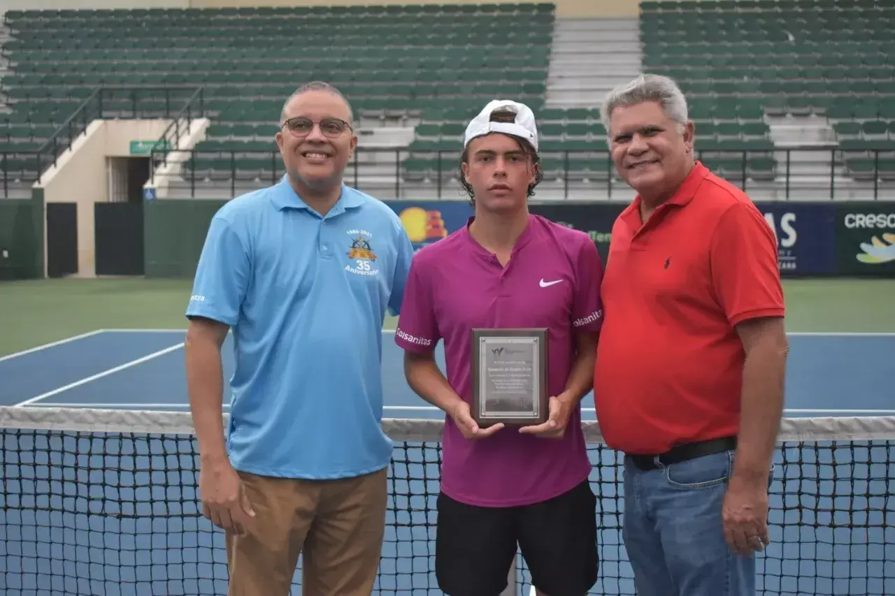 Salvador Price y Olivia Center  brillan en copa tenis