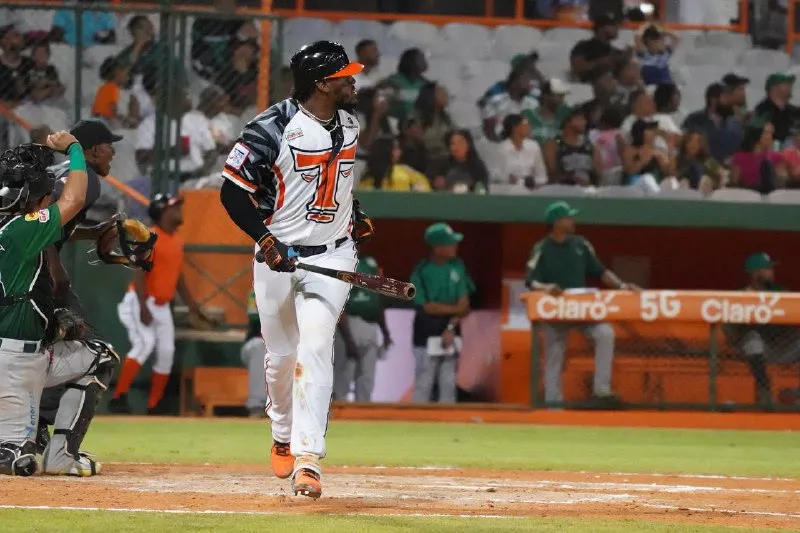 Navarreto y Santana conducen victoria Toros sobre Estrellas