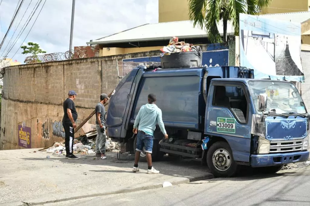 Fundación Escoba 16 años resolviendo los problemas de la basura de Capotillo y  Ensanche Espaillat