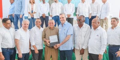Presidente Abinader entrega 2,765 certificados de títulos de propiedad en Los Alcarrizos