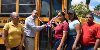 Director distrital de Las Gordas dona autobús para estudiantes