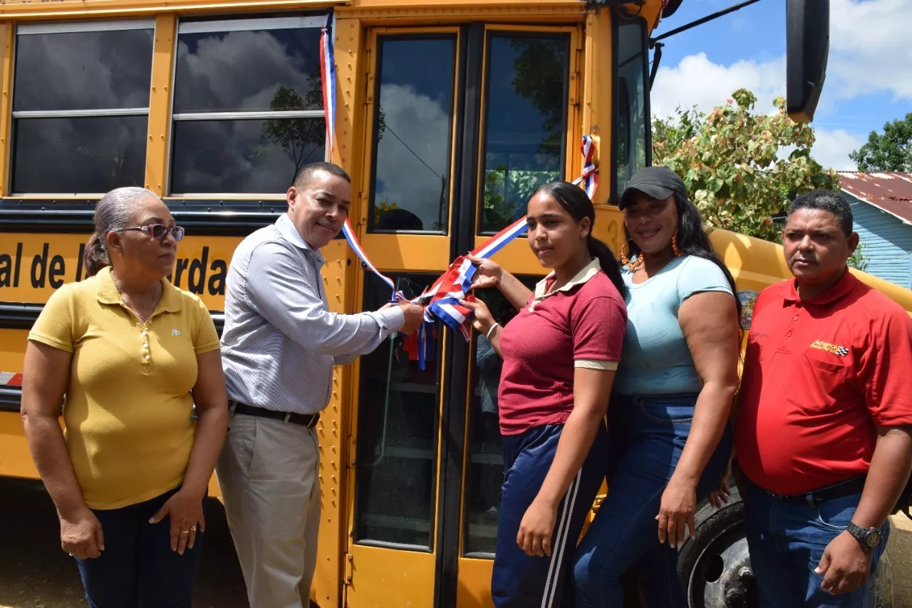 Director distrital de Las Gordas dona autobús para estudiantes