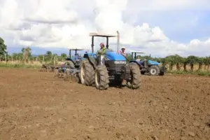 Agricultura inicia preparación de 200 mil tareas de tierra en San Juan