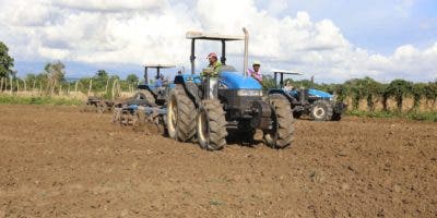 Agricultura inicia preparación de 200 mil tareas de tierra en San Juan