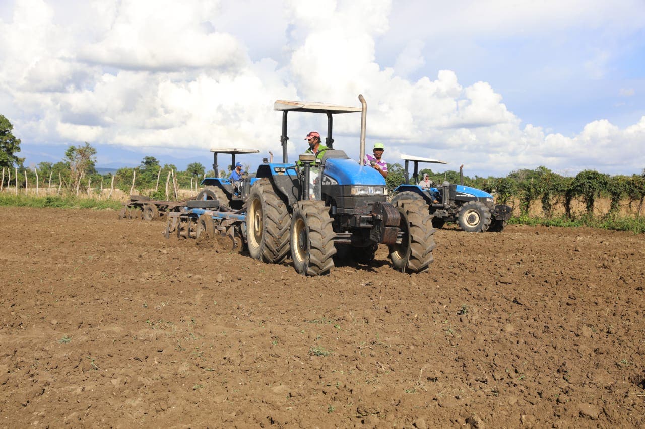Agricultura inicia preparación de 200 mil tareas de tierra en San Juan