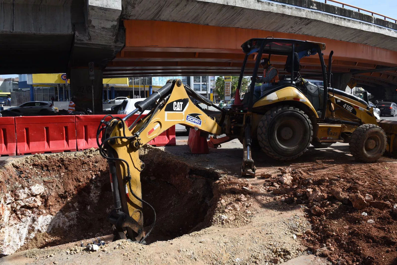 Funcionará un carril en avenida 27 de Febrero con Leopoldo Navarro por trabajos CAASD