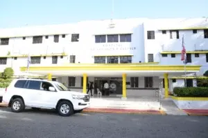 Hermana de recluso resulta herida de bala en incidente con custodio en hospital