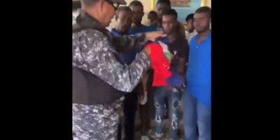 Teniente PN destroza y pisotea bandera de Haití delante de varios haitianos detenidos