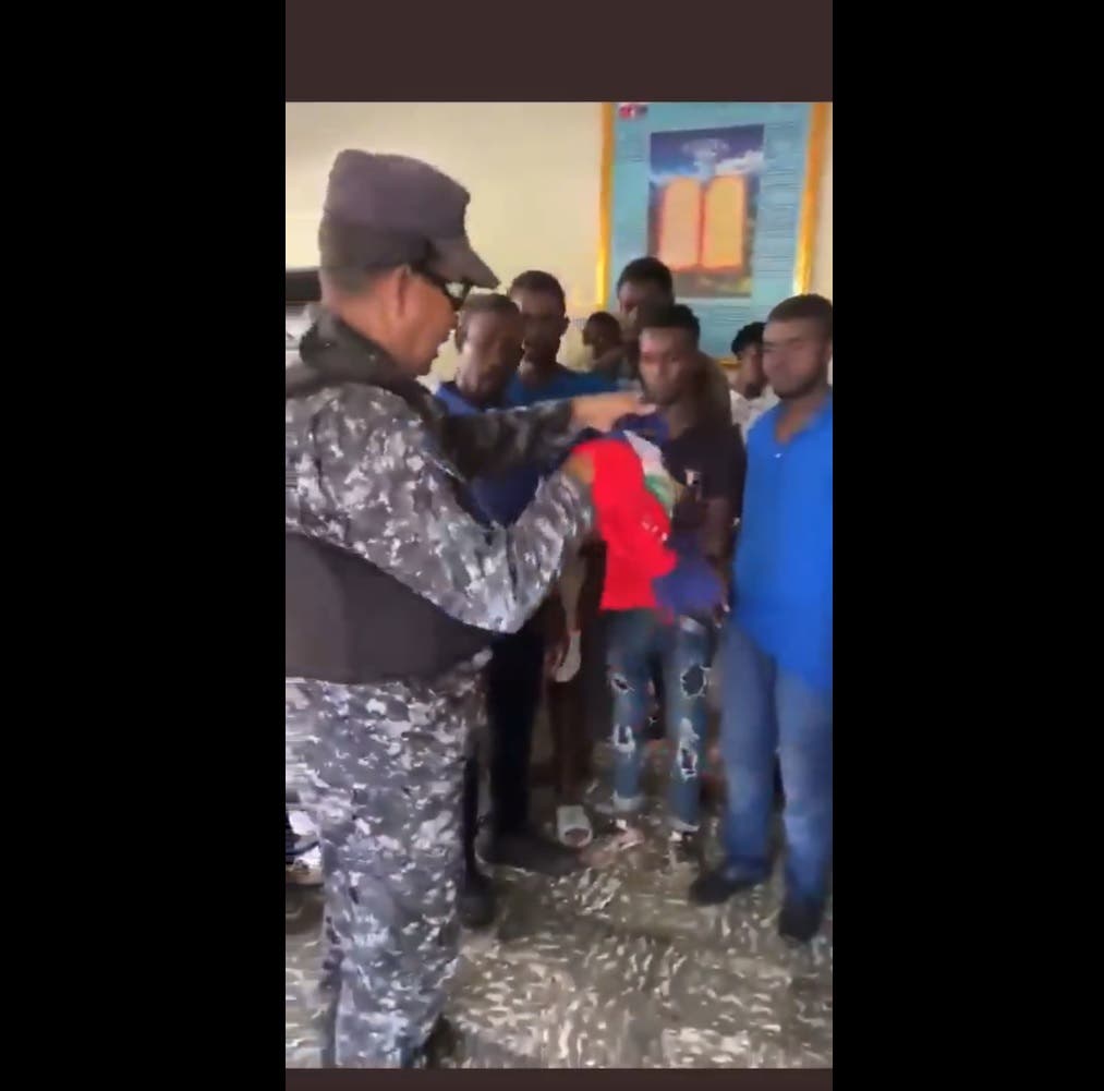 Teniente PN destroza y pisotea bandera de Haití delante de varios haitianos detenidos