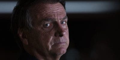 Bolsonaro no tiene previsión para regresar a Brasil, dice su hijo