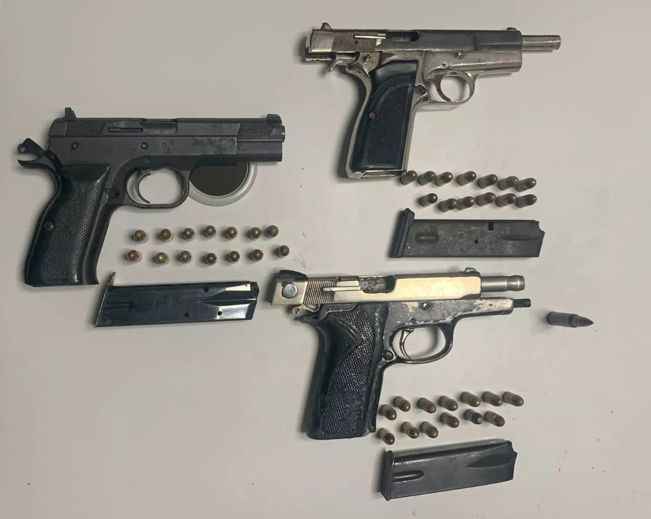 DNCD detiene varios hombres en Barahona y ocupan tres pistolas sin documentación