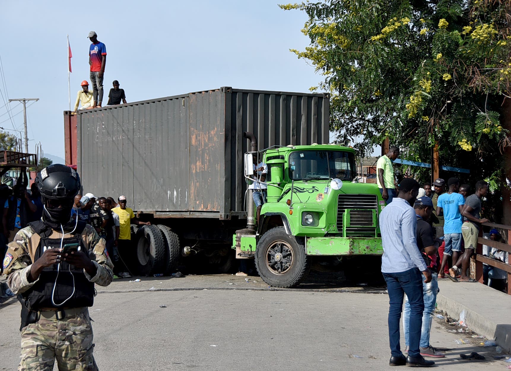 Multitud bloquea paso fronterizo de RD y Haití en señal de protesta