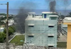 Varios internos resultan heridos durante motín en cárcel de Puerto Plata