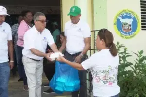 El Gobierno a través de la DGDC lleva soluciones a cientos de familias de Nagua