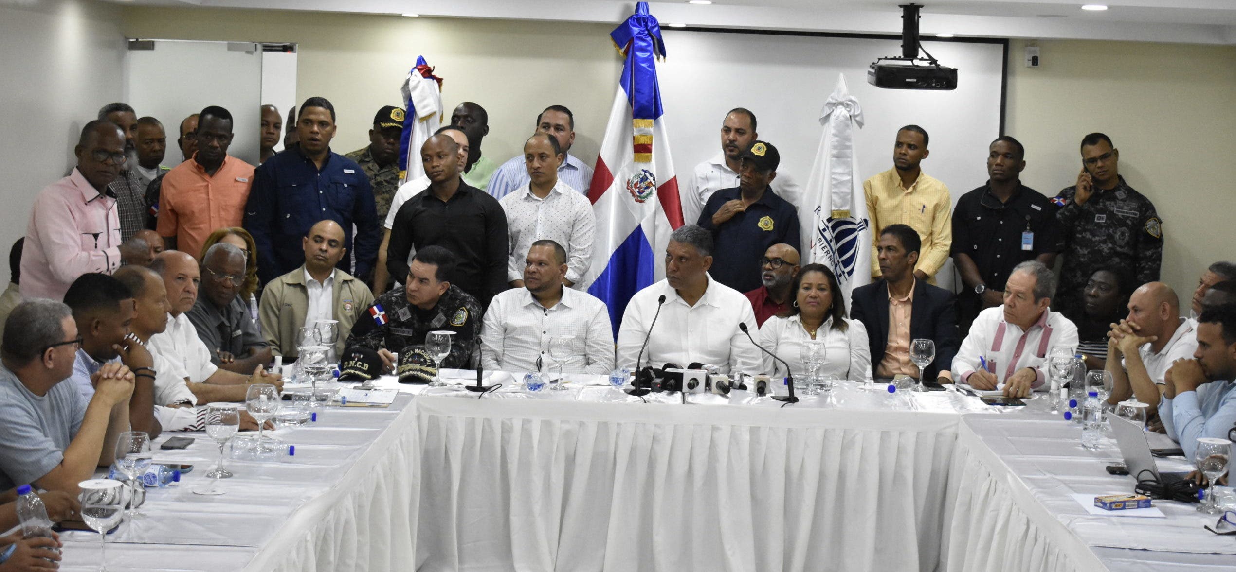Autoridades se reúnen con representantes de Santo Domingo Norte