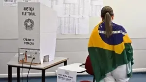 Abren los colegios electorales para la segunda vuelta en Brasil