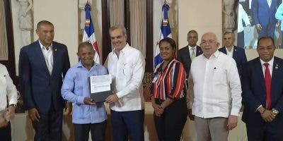 Gobierno entrega primeros cheques a productores afectados por huracán Fiona