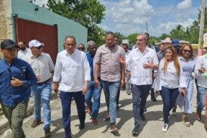 Presidente Abinader supervisa trabajos reparación viviendas en Ramón Santana