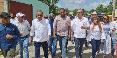 Presidente Abinader supervisa trabajos reparación viviendas en Ramón Santana