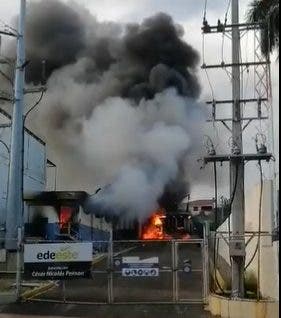 Incendio afecta subestación eléctrica de Edeeste en Gazcue
