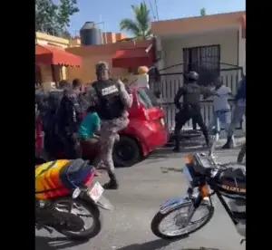 Policía apresa a dos jóvenes «sospechosos» y les da una soberana golpiza en SDE