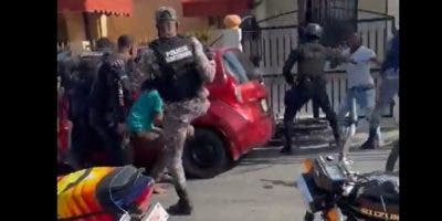 Policía apresa a dos jóvenes «sospechosos» y les da una soberana golpiza en SDE