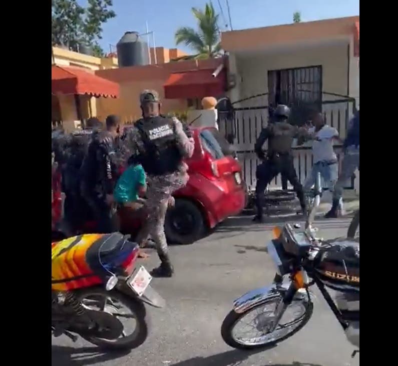 Policía apresa a dos jóvenes «sospechosos» y les da una soberana golpiza en SDE