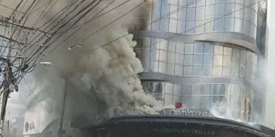 Incendio afecta primer nivel de la plaza Silver Sun Gallery