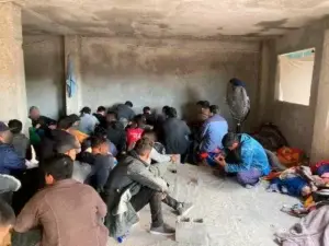 Encuentran a 112 migrantes hacinados en una vivienda del norte de México