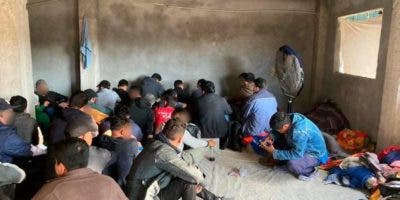 Encuentran a 112 migrantes hacinados en una vivienda del norte de México