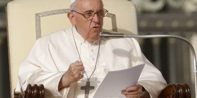 El papa pide a jóvenes ocuparse de la paz, no sólo ante amenazas
