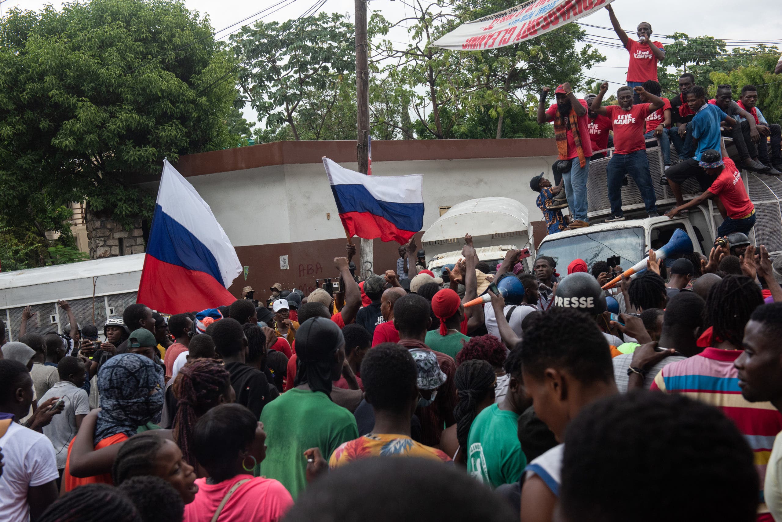 Protestas ante la oficina de la ONU y la embajada canadiense en Haití